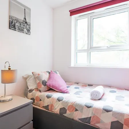 Cheerful 4-bedroom House With Multiple Car Parking *