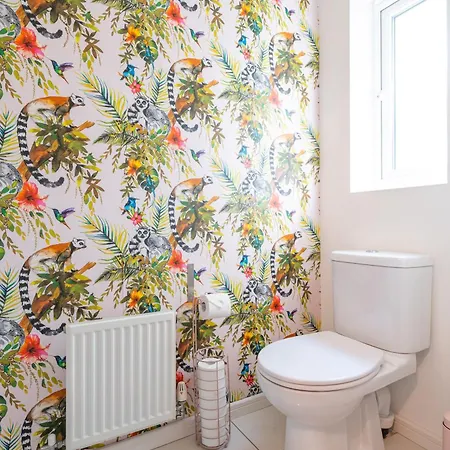 Cheerful 4-bedroom House With Multiple Car Parking