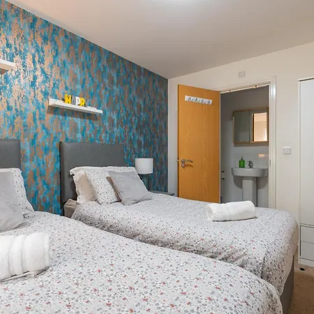 Cheerful 4-bedroom House With Multiple Car Parking Hébergement de vacances