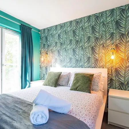 Cheerful 4-bedroom House With Multiple Car Parking Ferienhaus Manchester