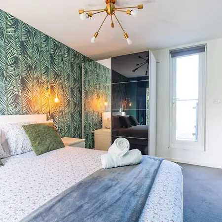 Cheerful 4-bedroom House With Multiple Car Parking