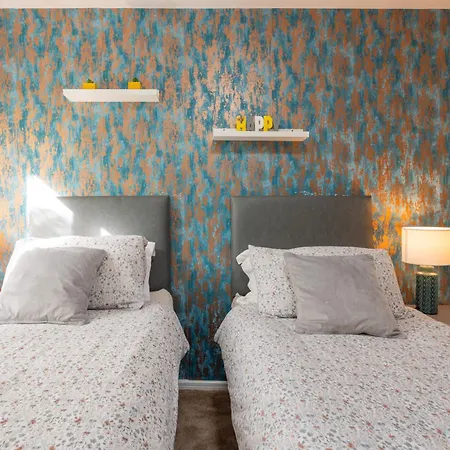 Cheerful 4-bedroom House With Multiple Car Parking Hébergement de vacances Manchester