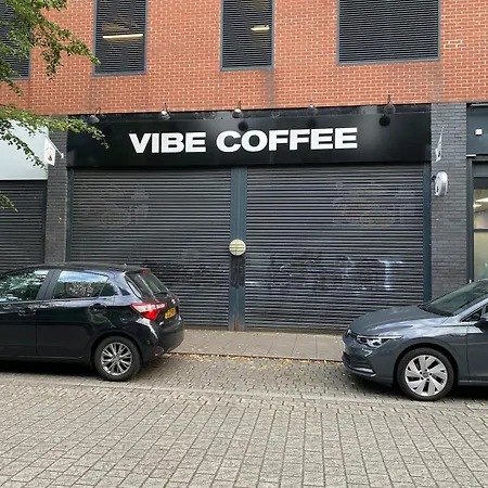 Cheerful 4-bedroom House With Multiple Car Parking Manchester