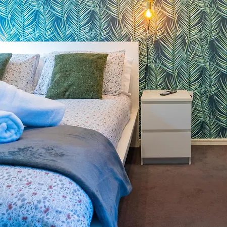 Cheerful 4-bedroom House With Multiple Car Parking * Manchester