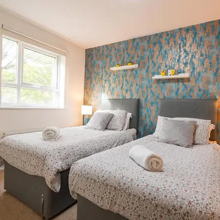 Cheerful 4-bedroom House With Multiple Car Parking Hébergement de vacances Manchester