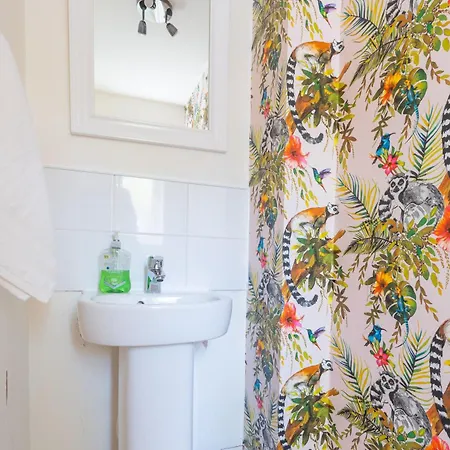 Hébergement de vacances Cheerful 4-bedroom House With Multiple Car Parking Manchester