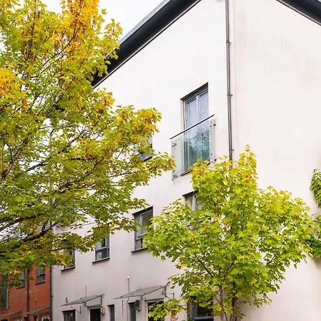 Cheerful 4-bedroom House With Multiple Car Parking Hébergement de vacances