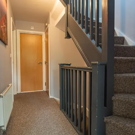 Cheerful 4-bedroom House With Multiple Car Parking Manchester