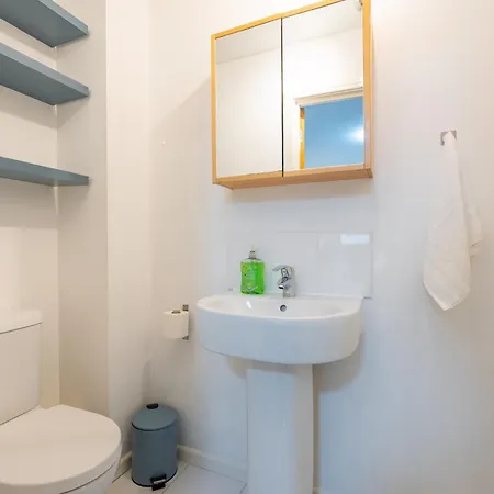 Cheerful 4-bedroom House With Multiple Car Parking Nyaraló Manchester
