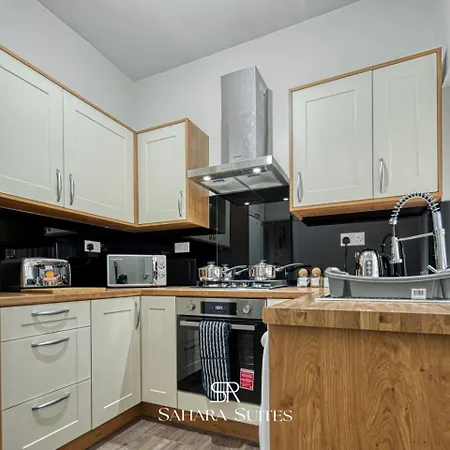 Spacious 5br - Sleeps 10 - - Ao, Etihad & Trafford - Parking Manchester