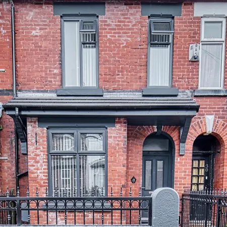 Spacious 5br - Sleeps 10 - - Ao, Etihad & Trafford - Parking Holiday home Manchester