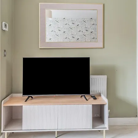 Modern House 2 Bedroom 5 Beds *