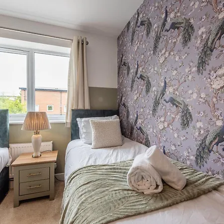 Modern House 2 Bedroom 5 Beds * Manchester