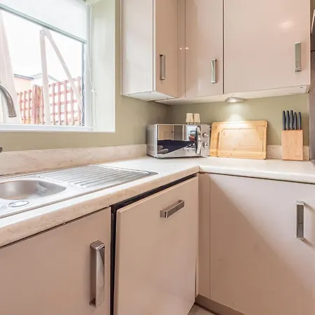 Modern House 2 Bedroom 5 Beds Holiday home Manchester