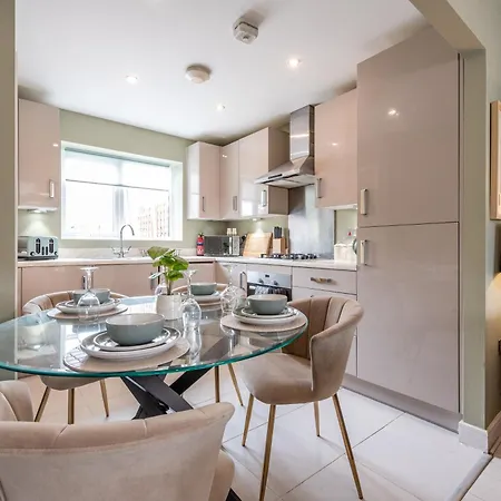 Modern House 2 Bedroom 5 Beds Manchester