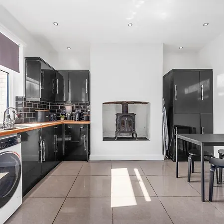 Three Bedroom House By Brookland Serviced Short Lets With Free Wifi *