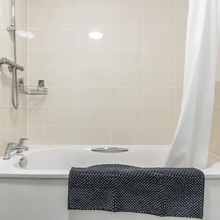 Дом отдыха Centre House Etihad And Parking