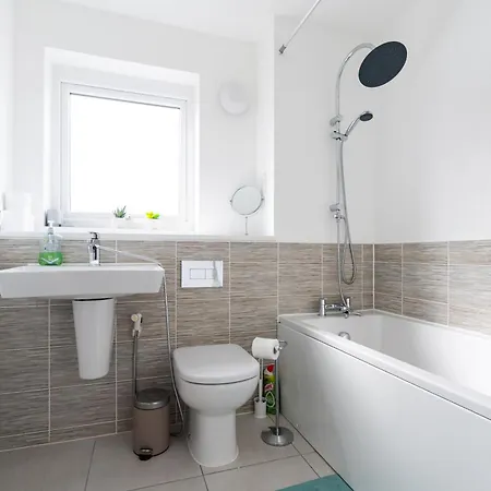Дом отдыха 4-bedroom New House Near Centre Манчестер