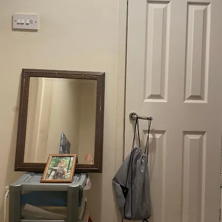 בית אירוח Comfortable Cat-friendly With Garden & Parking מנצ'סטר