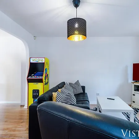 بيت للعطل Cosy 3bdr House By Vista Short Lets & Serviced With Ps4 And Parking