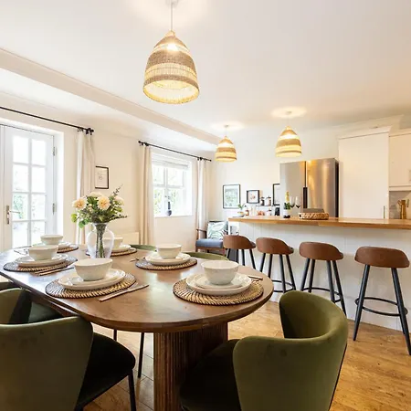 Luxury Spacious 3-bed Oasis Just 10 Mins From Centre With Free Parking *