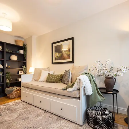 펜션 Luxury Spacious 3-bed Oasis Just 10 Mins From Centre With Free Parking