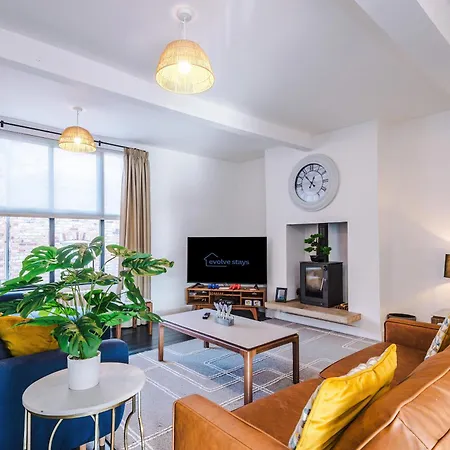 Vakantiehuis Stunning 3br Townhouse, Terrace, Games, Free Parking Manchester