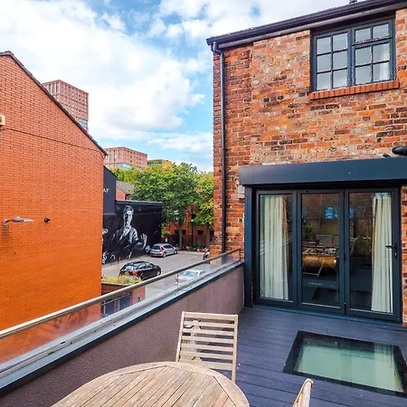 Stunning 3br Townhouse, Terrace, Games, Free Parking Vakantiehuis Manchester