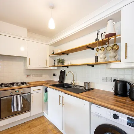 Luxury Spacious 3-bed Oasis Just 10 Mins From Centre With Free Parking