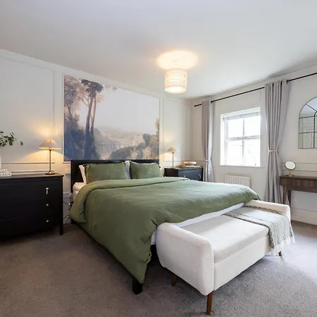 Luxury Spacious 3-bed Oasis Just 10 Mins From Centre With Free Parking 펜션 *