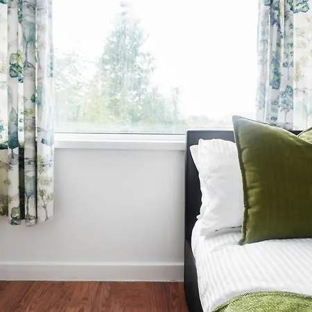 Spacious 3bd Near Etihad And Coop Live - Free Parking! Дом отдыха