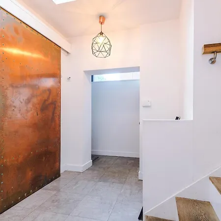 Vakantiehuis Stunning 3br Townhouse, Terrace, Games, Free Parking *