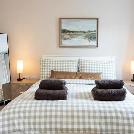 Luxury Spacious 3-bed Oasis Just 10 Mins From Centre With Free Parking *