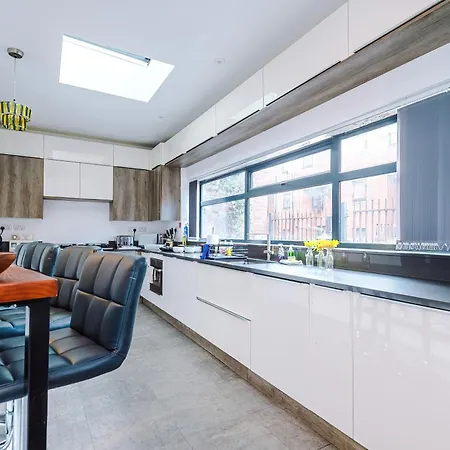 Stunning 3br Townhouse, Terrace, Games, Free Parking Μάντσεστερ