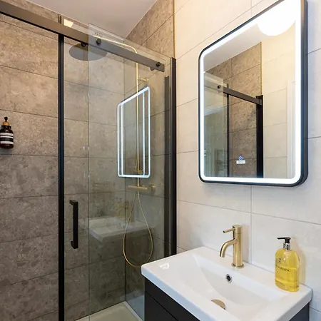 Luxury Spacious 3-bed Oasis Just 10 Mins From Centre With Free Parking 맨체스터