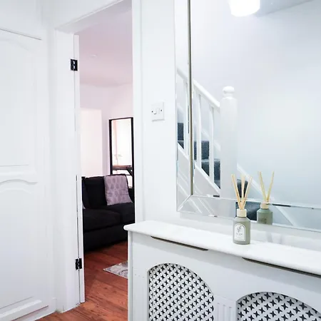 Spacious 3bd Near Etihad And Coop Live - Free Parking! Σπίτι διακοπών *