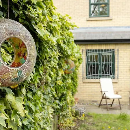 Luxury Spacious 3-bed Oasis Just 10 Mins From Centre With Free Parking Holiday home