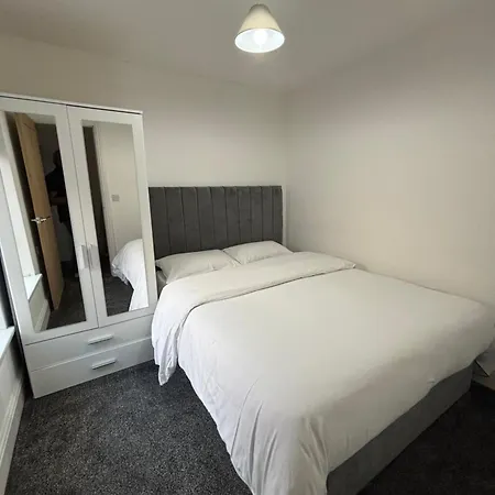 1 Bedroom Flat - Airport - 7 Mins To Man - Staycations & Business Stays! * מנצ'סטר