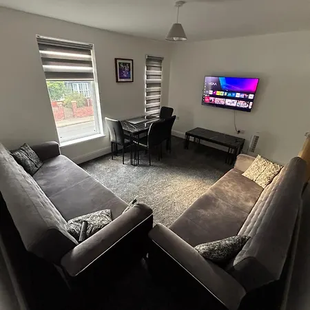 1 Bedroom Flat - Airport - 7 Mins To Man - Staycations & Business Stays!