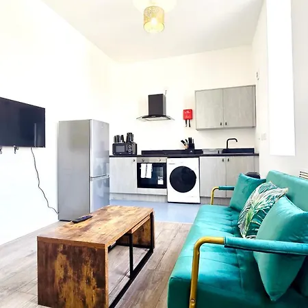 Stylish 1br Executive Bury With Kitchen And Wifi *