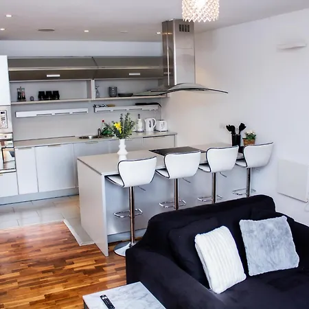 Modern 2 Bed Center Apartment *