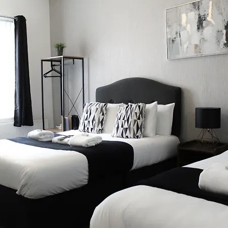 Mitre Centre מלון 3*