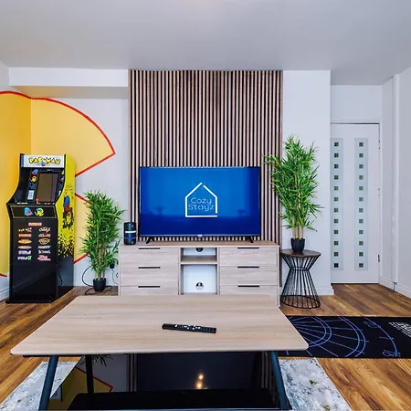 Spacious 3 Bed With Pac-man, Darts And 2 Parking Spaces * מנצ'סטר