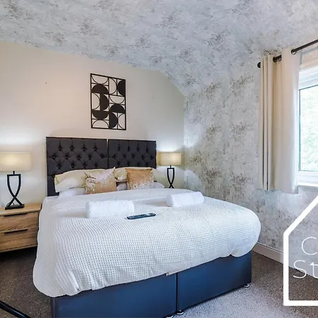 Casa de Férias Spacious 3 Bed With Pac-man, Darts And 2 Parking Spaces *