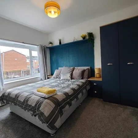 3 Bed House - Sleeps 7 - Garden - Parking - Wifi Manchester