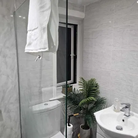 Cosy Manchester 3-Bed House With Parking Sleeps 5 *