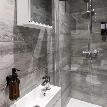 別荘 Cosy Stylish 5-bed 3-bath, With Free Wi-fi, Garden And Parking