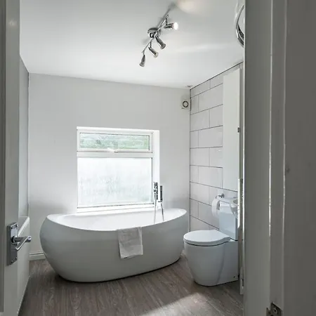 Spacious 3br Family With Big Garden בית נופש