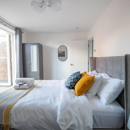 דירה Luxury Deluxe - 4 Bedrooms - 6 Beds - 10 Guests - Private Parking - Contractors Welcome - Trafford Stretford