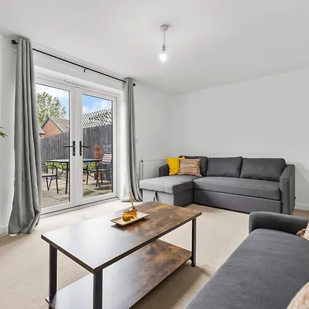 3 Bedroom House With 5 Beds And Parking 18lw